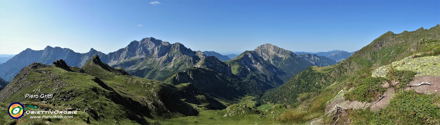 27 Vista sul percorso fatto con Cima delle Galline e Arera a sx e Menna a dx.jpg